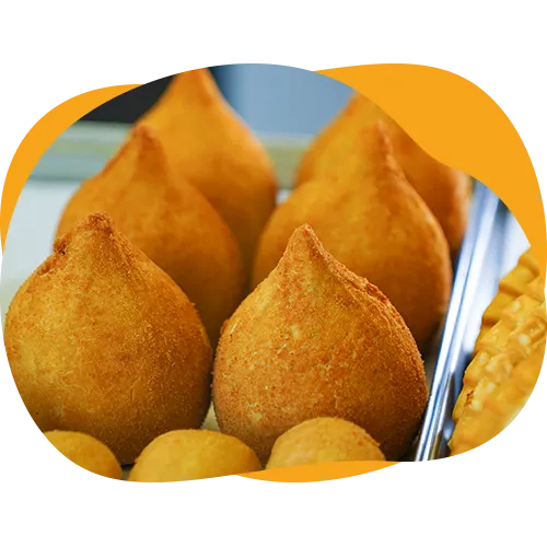 Preparados com ingredientes de alta qualidade, eles tem uma textura irresistivelmente crocante por fora e macia por dentro. Nossos lanches incluem uma variedade de opções. Cada mordida é uma experiência única, perfeita para qualquer momento do dia, seja como um lanche rápido ou uma refeição mais completa. A Leve Bom se orgulha de oferecer lanches que agradam a todos os paladares, com um toque caseiro que faz a diferença.
