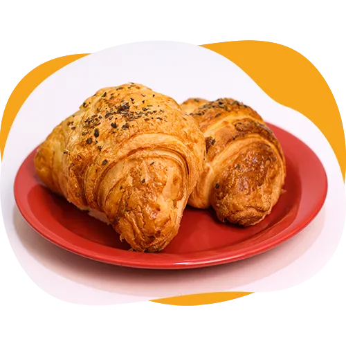 Desfrute do nosso Croissant Presunto e Queijo, fabricado com massa folhada para assar e servir quentinho! Com uma massa leve, gostosa, macia e com uma camadinha crocante por fora que derrete na boca, este croissant é uma verdadeira delícia. O recheio de presunto e queijo é muito saboroso, proporcionando uma combinação perfeita de sabores. Fácil de assar e perfeito para ser oferecido pronto em balcões de padarias, lanchonetes, cantinas e supermercados. Além disso, são uma excelente escolha para preparar em casa ou para eventos especiais.