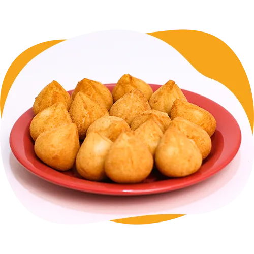 Desfrute da delícia das nossas Mini Coxinhas de Frango com Requeijão! Com uma massa leve, macia e crocante por fora, e um recheio irresistivelmente saboroso, essas mini coxinhas são uma opção perfeita para um lanche delicioso. Fáceis de fritar, são ideais para serem oferecidas prontas em balcões de padarias, lancherias, cantinas e supermercados. Além disso, são uma excelente escolha para preparar em casa ou para eventos especiais.