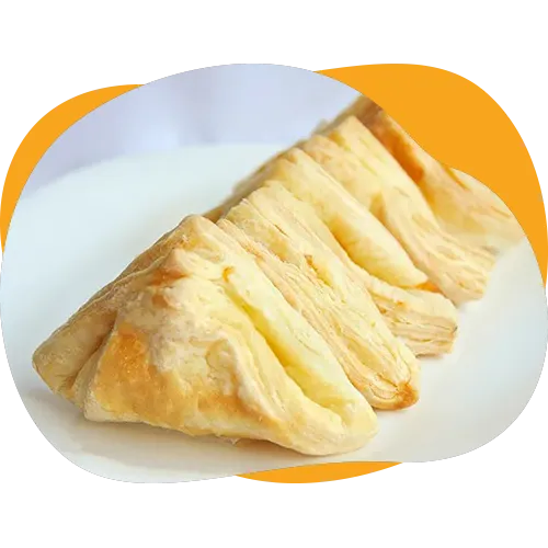 Delicie-se com nosso Mini Folhado de Frango, fabricado com massa folhada para assar e servir quentinho! Com uma massa leve, gostosa, macia e com uma camadinha crocante por fora que derrete na boca, este mini folhado é uma verdadeira tentação. O recheio de frango é muito saboroso, proporcionando uma explosão de sabores a cada mordida. Fácil de assar, é perfeito para oferecer pronto em balcões de padarias, lancherias, cantinas e supermercados. Além disso, são uma excelente escolha para preparar em casa ou para eventos especiais.