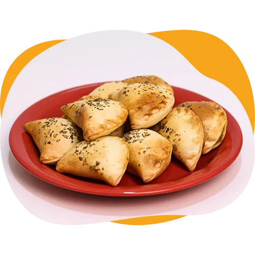 Descubra a delícia dos Mini Risoles de Frango! Com uma massa leve, macia e crocante por fora, e um recheio muito saboroso de frango, esses mini risoles são uma tentação para qualquer ocasião. Práticos de fritar, são ideais para serem servidos prontos em balcões de padarias, lanchonetes, cantinas e supermercados. Além disso, são uma excelente escolha para preparar em casa ou para eventos especiais.