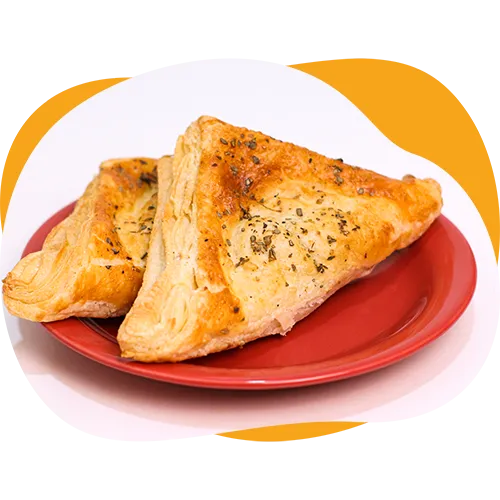 Experimente nosso delicioso Pastel de Forno de Strogonoff de Carne, perfeito para assar e servir quentinho! Com uma massa leve que derrete na boca e um recheio irresistível de strogonoff de carne, este pastel é uma opção saborosa e prática. Ideal para oferecer pronto em balcões de padarias, lancherias, cantinas e supermercados, além de poder ser comercializado congelado para maior conveniência. Além disso, são uma excelente escolha para preparar em casa ou para eventos especiais.